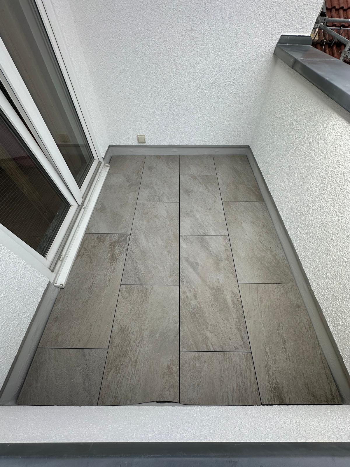 Terrasse mit Fliesenbelag